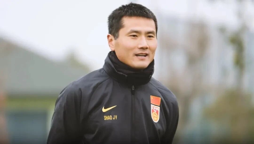 기자: Shao Jia는 Guoan을 감독할 것으로 예상되었지만 한 베테랑 선수는 Shao Shuai를 위해 국가대표팀으로 복귀하겠다는 의지를 표명했습니다.